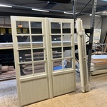 Dubbel deurkozijn, grijs gespoten Hillhout